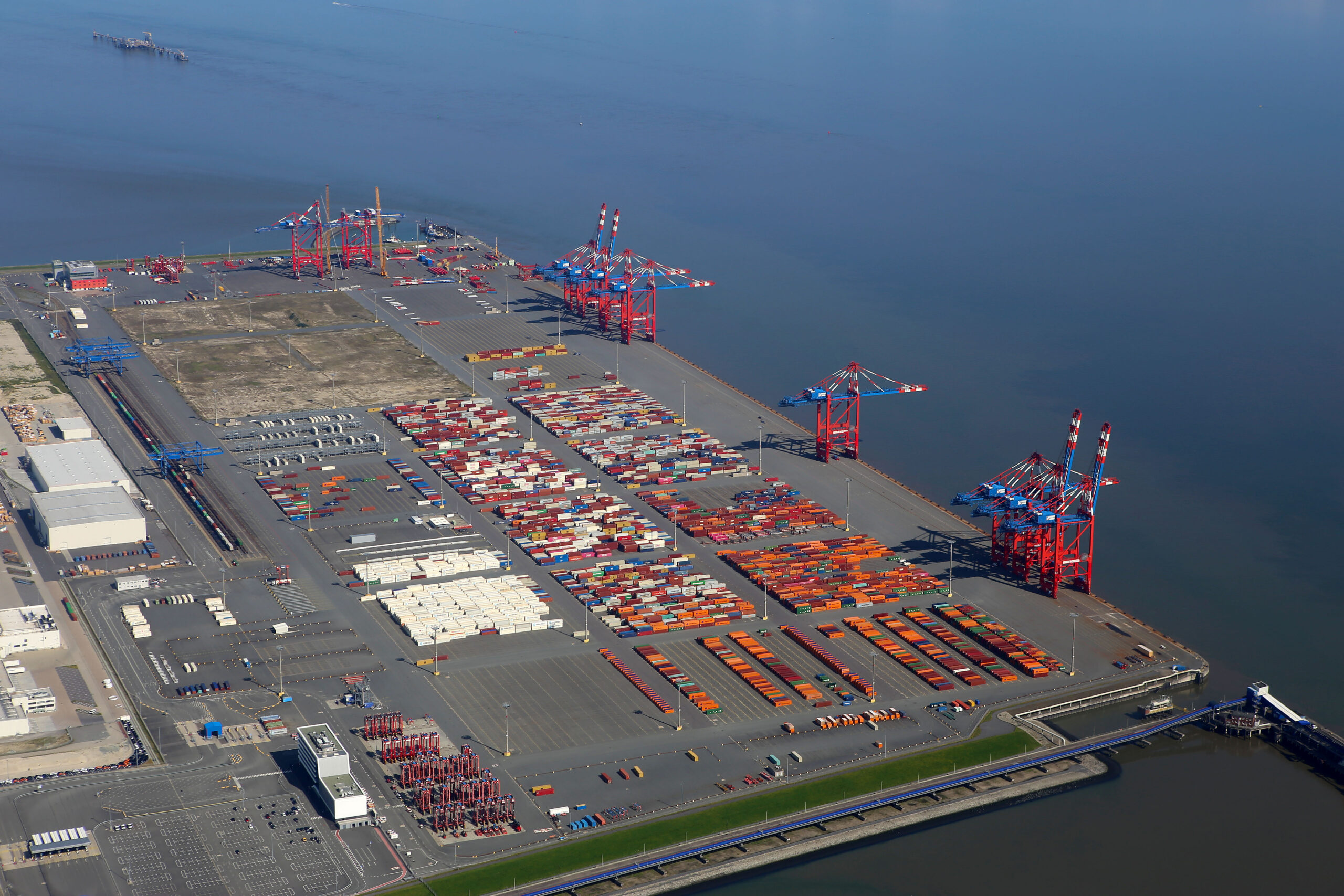 Der Jade-Weser-Port, Deutschlands einzigem Tiefwasserhafen (Luftaufnahme aus einem Kleinflugzeug).