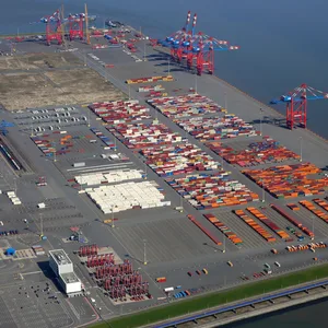 Der Jade-Weser-Port, Deutschlands einzigem Tiefwasserhafen (Luftaufnahme aus einem Kleinflugzeug).