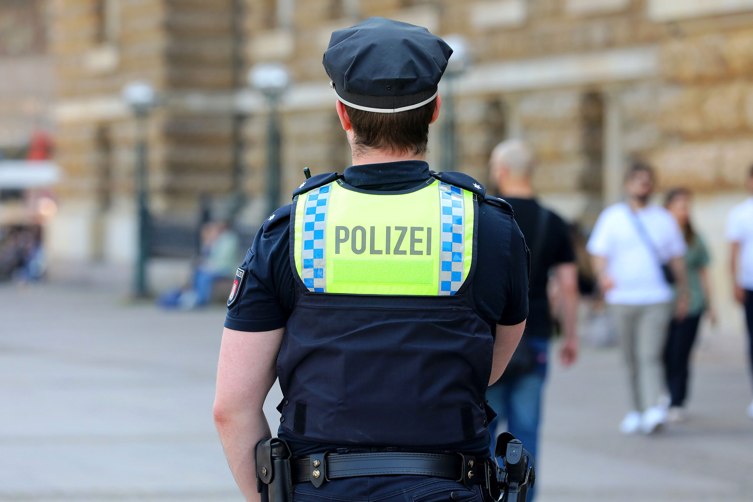 Ein Polizist beobachtet das Geschehen in der Hamburger Innenstadt.