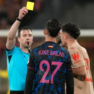 Schiedsrichter Felix Zwayer zeigt Kike Salas die Gelbe Karte