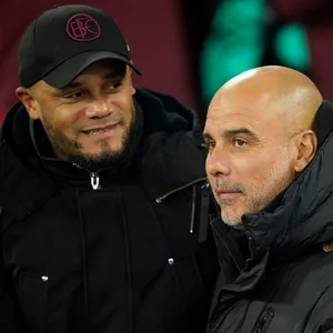 Vincent Kompany schaut Pep Guardiola an