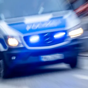 Polizeieinsatz mit Blaulicht (Symbolbild).