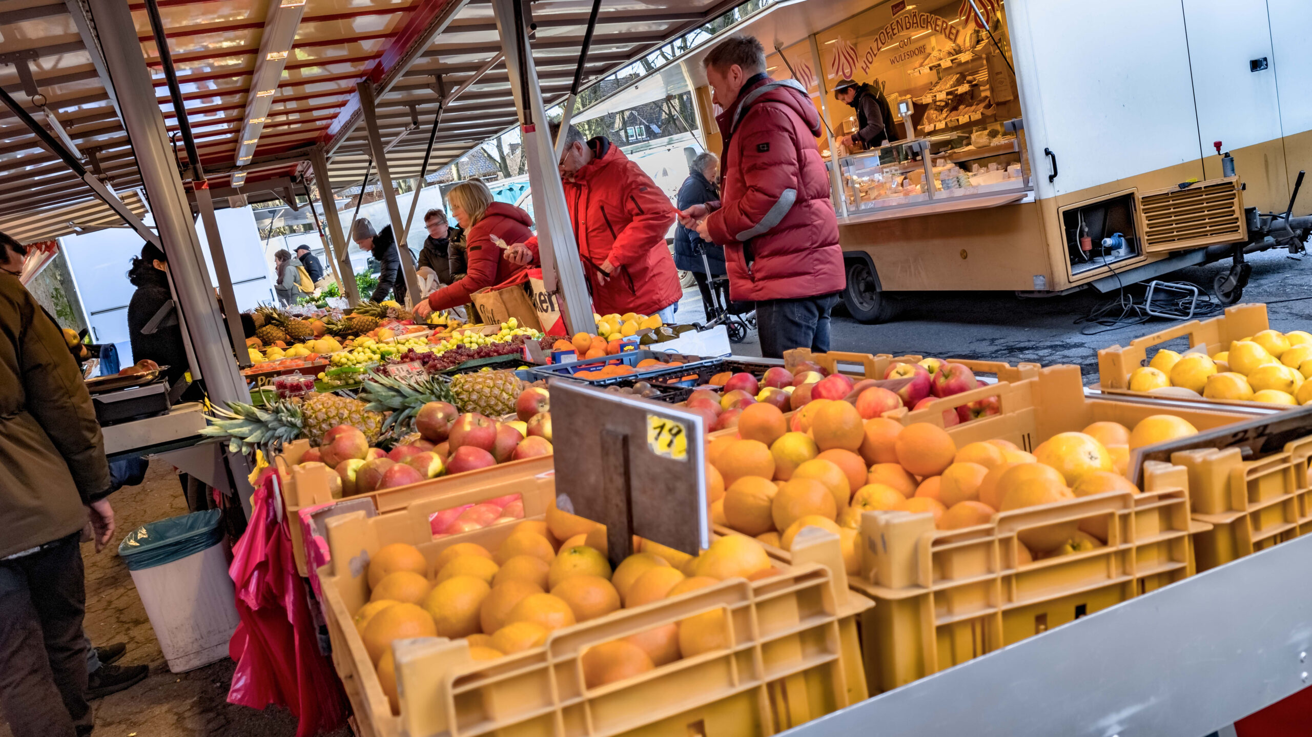 Menschen an einem Markstand