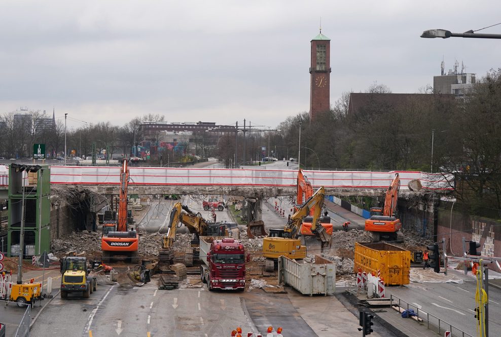 Im März 2024 wurde der südliche Teil der Berlinertordammbrücke bereits abgerissen.