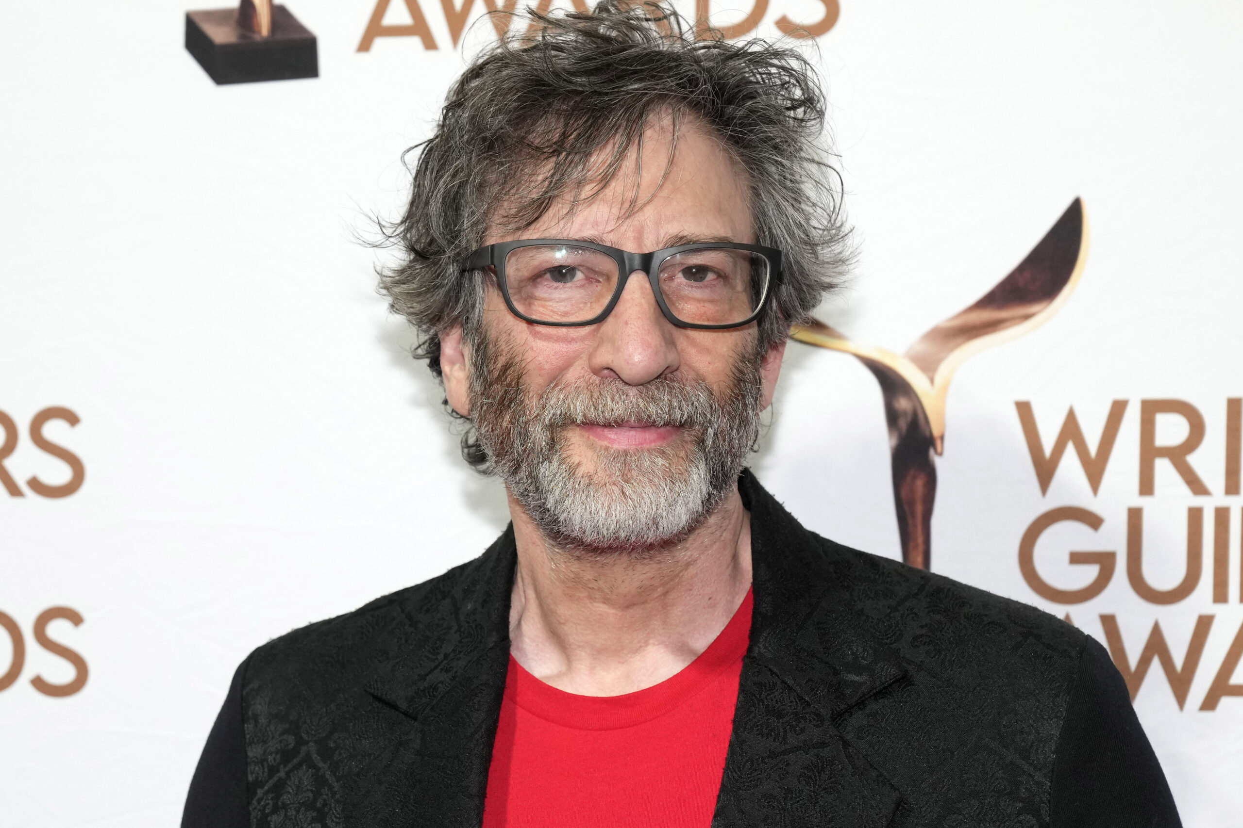 Neil Gaiman besucht die Writers Guild Awards im Edison Ballroom am Sonntag, 14. April 2024, in New York.