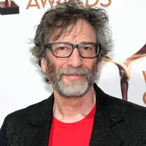 Neil Gaiman besucht die Writers Guild Awards im Edison Ballroom am Sonntag, 14. April 2024, in New York.