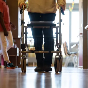 Mensch am Rollator