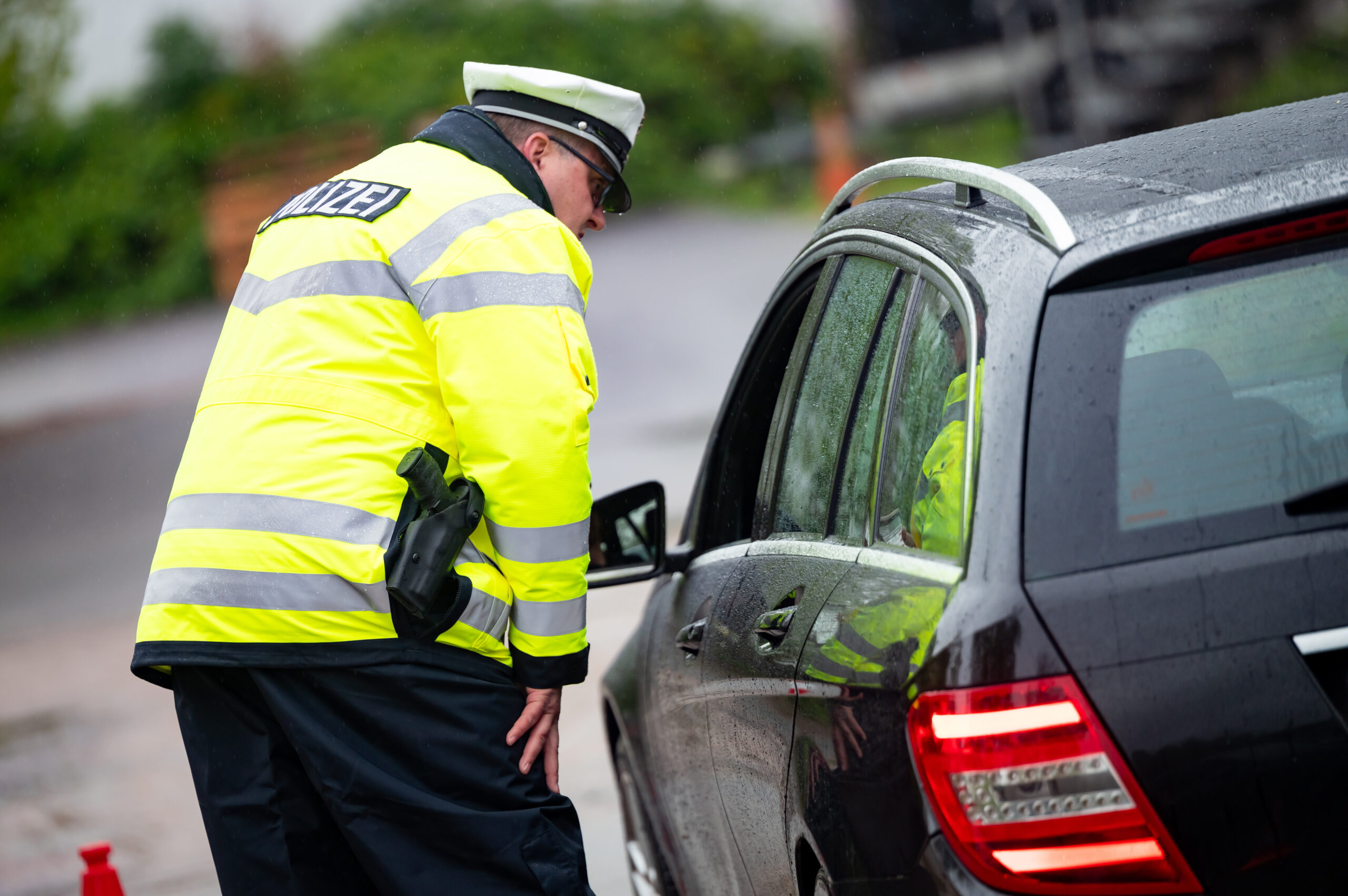 Ein Polizist bei einer Verkehrskontrolle (Archivbild).