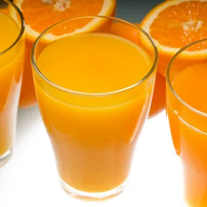 Frischer und gesunder Orangensaft, ungefiltert, auf einem hellen Tisch