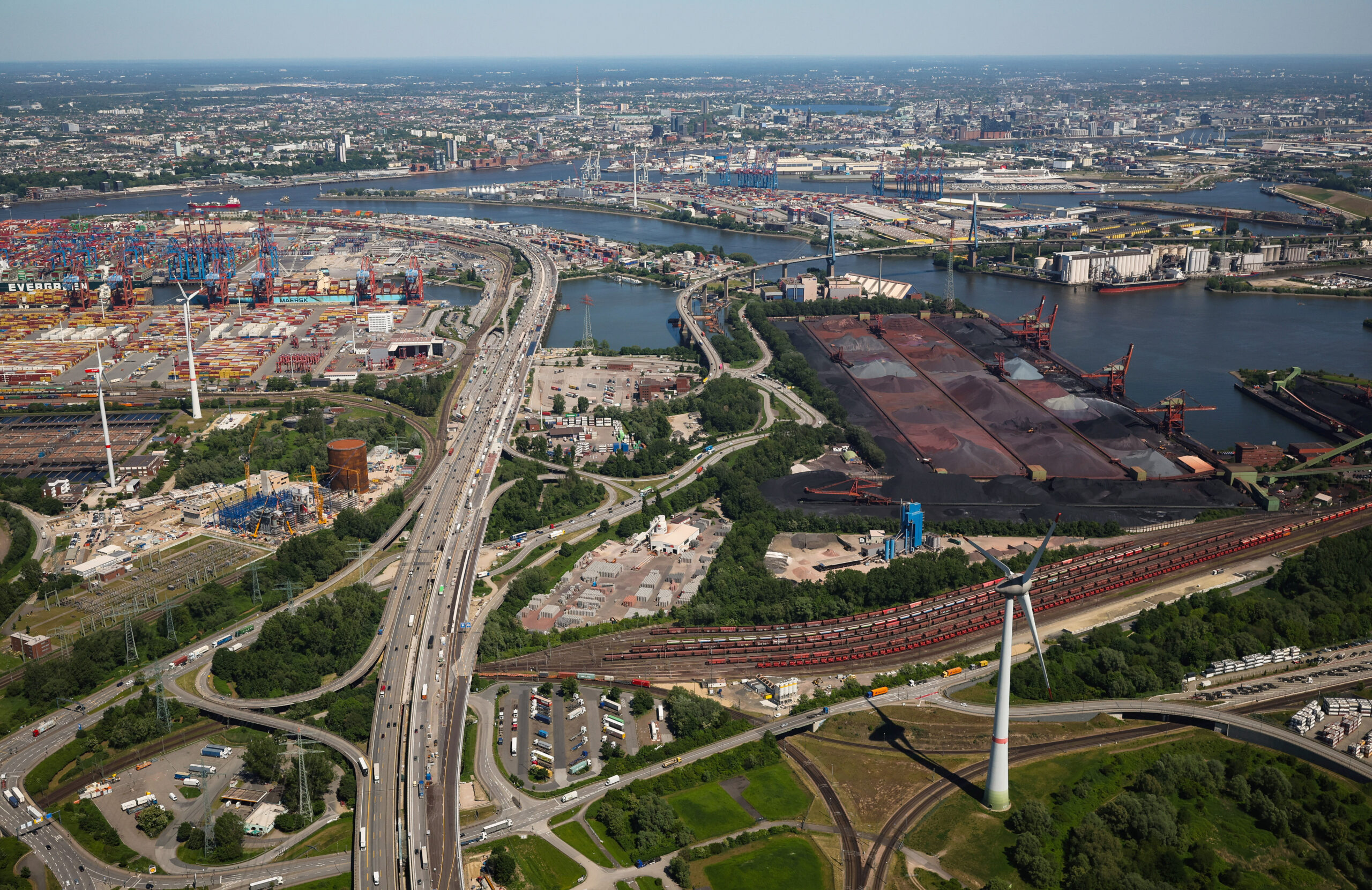 Hafen und Autobahn in Hamburg