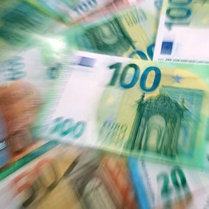 Mehrere Euro-Geldscheine liegen verstreut übereinander. Auch Hunderter sind dabei.