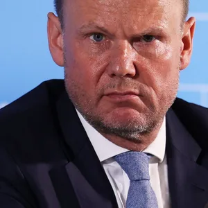 Grimmig blickender Mann