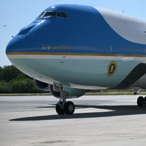 Blau-weiß lackiertes Flugzeug