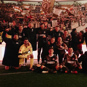 Die St. Pauli-Profis feiern den Sieg in Stuttgart vor ihren Fans