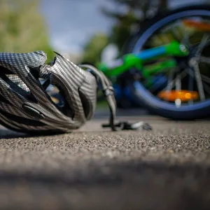 Ein 61-Jähriger ist am Dienstag mit dem Rad gestürzt und hat sich lebensgefährlich verletzt (Symbolbild).