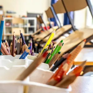 Leerer Klassenraum mit hochgestellten Stühlen