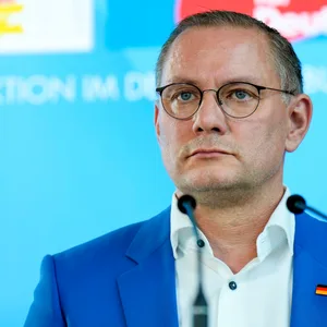 Mann vor Schild „Alternative“
