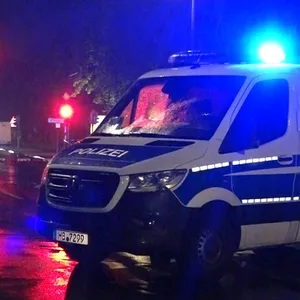 In Bremen wurde die Eingangstür einer Schule durch eine Sprengstoffexplosion beschädigt. (Symbolbild)