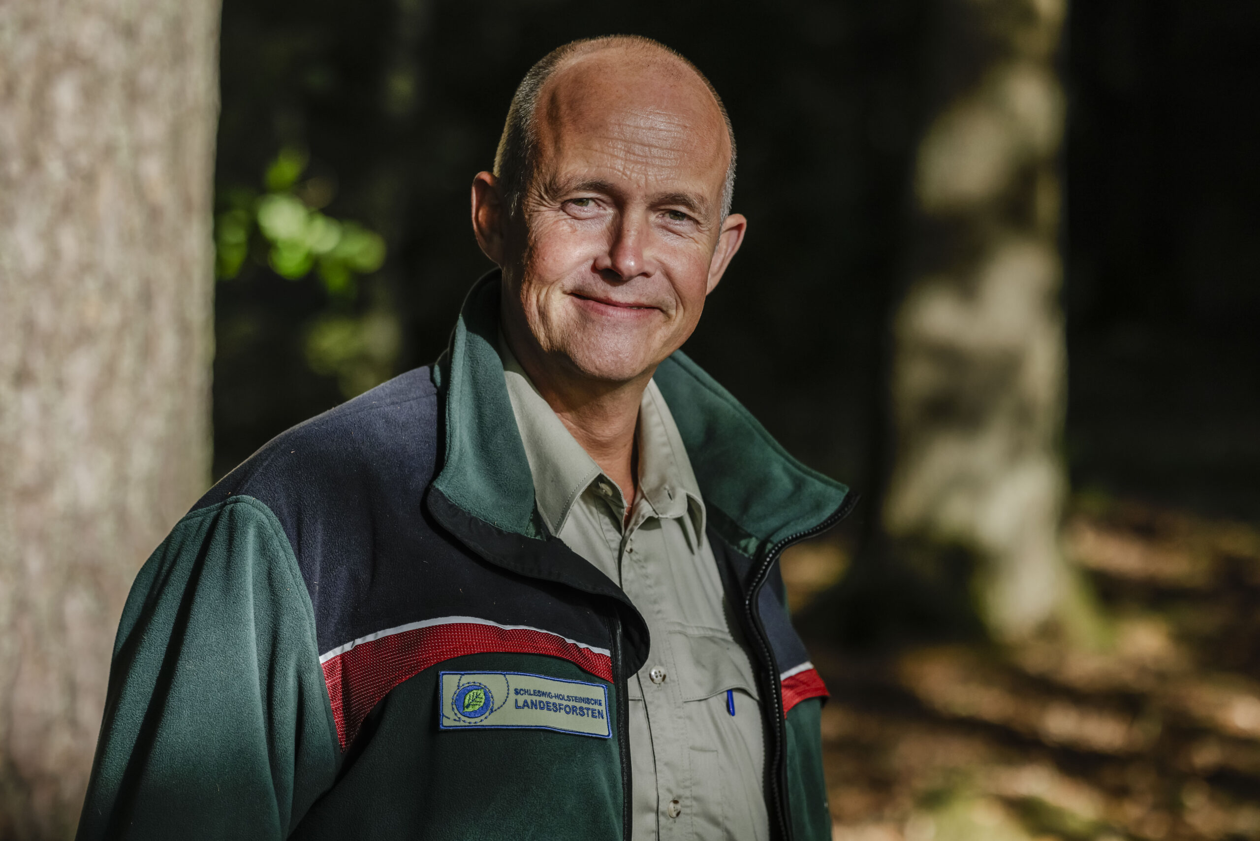 Chris Freise, Direktor der Schleswig-Holsteinischen Landesforsten, steht im Wald