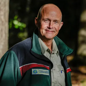 Chris Freise, Direktor der Schleswig-Holsteinischen Landesforsten, steht im Wald