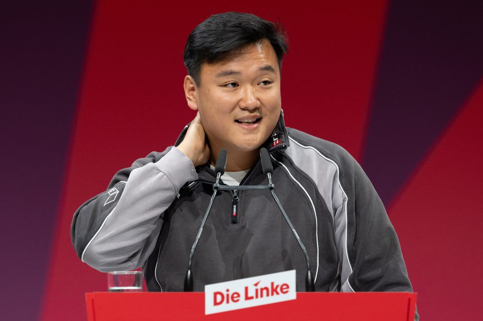 Nam Duy Nguyen spricht auf dem Bundesparteitag der Partei Die Linke in Halle/Saale.