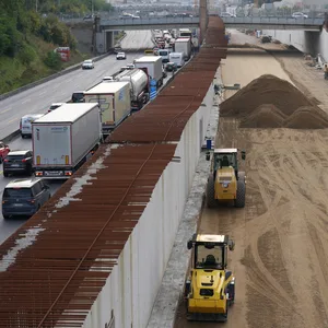 Blick auf die Baustelle für den Lärmschutz-Deckel zwischen den Anschlussstellen Volkspark und Bahrenfeld auf der Autobahn A7 in Richtung Süden