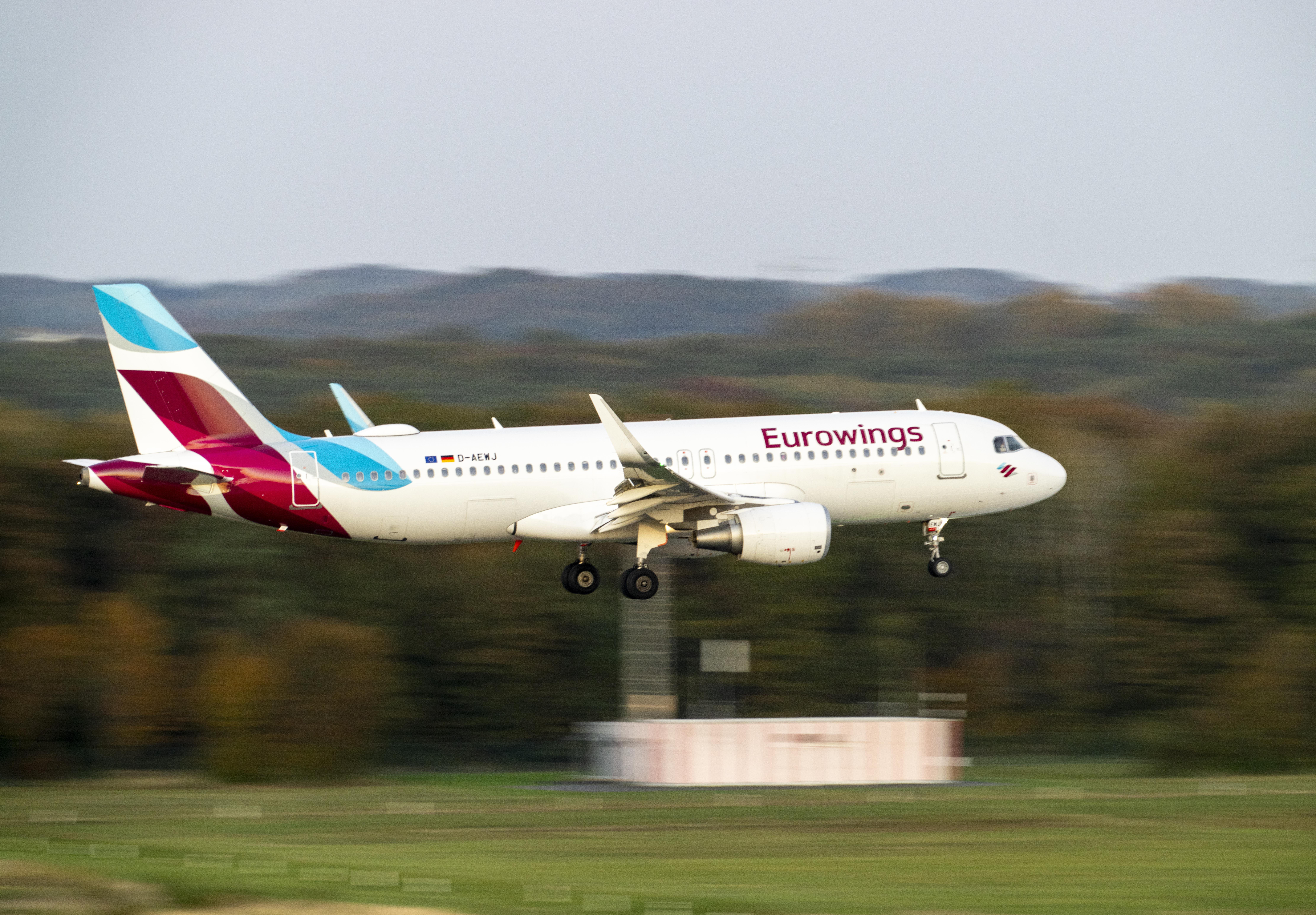 Ein Flugzeug von Eurowings befindet sich im Landeanflug