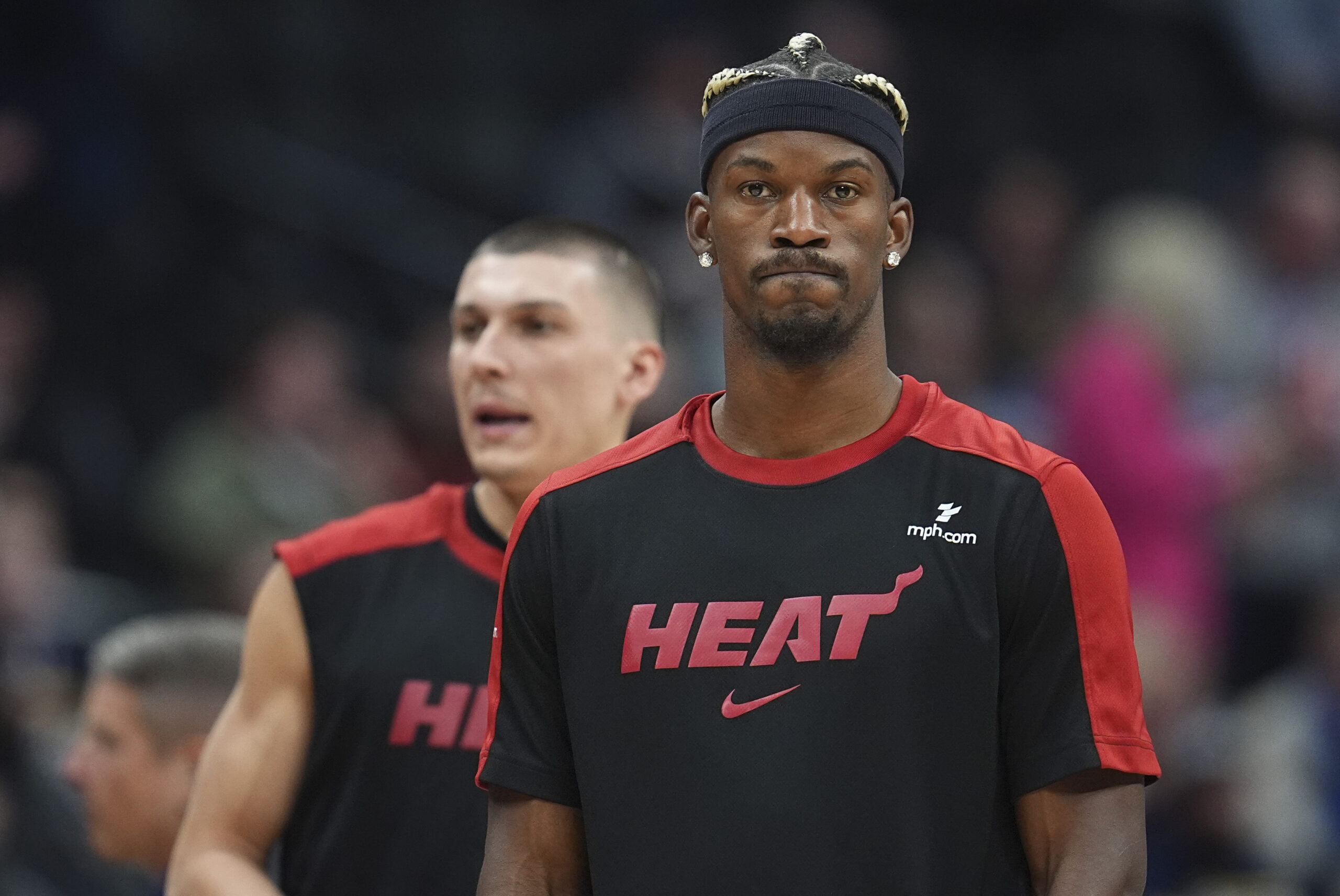 Jimmy Butler in Aufwärmoutfit mit nachdenklichem Blick