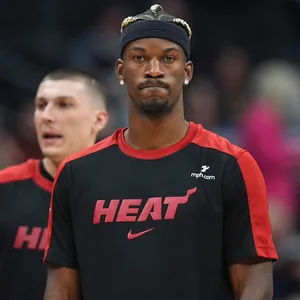 Jimmy Butler in Aufwärmoutfit mit nachdenklichem Blick
