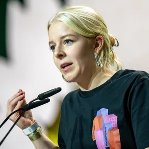 Jette Nietzard, Sprecherin der Grünen Jugend, spricht bei der Bundesdelegiertenkonferenz der Grünen.