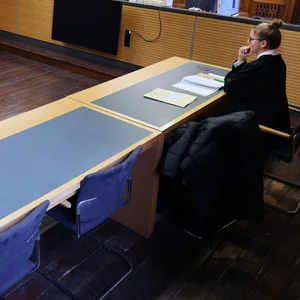 Leerer Gerichtssaal