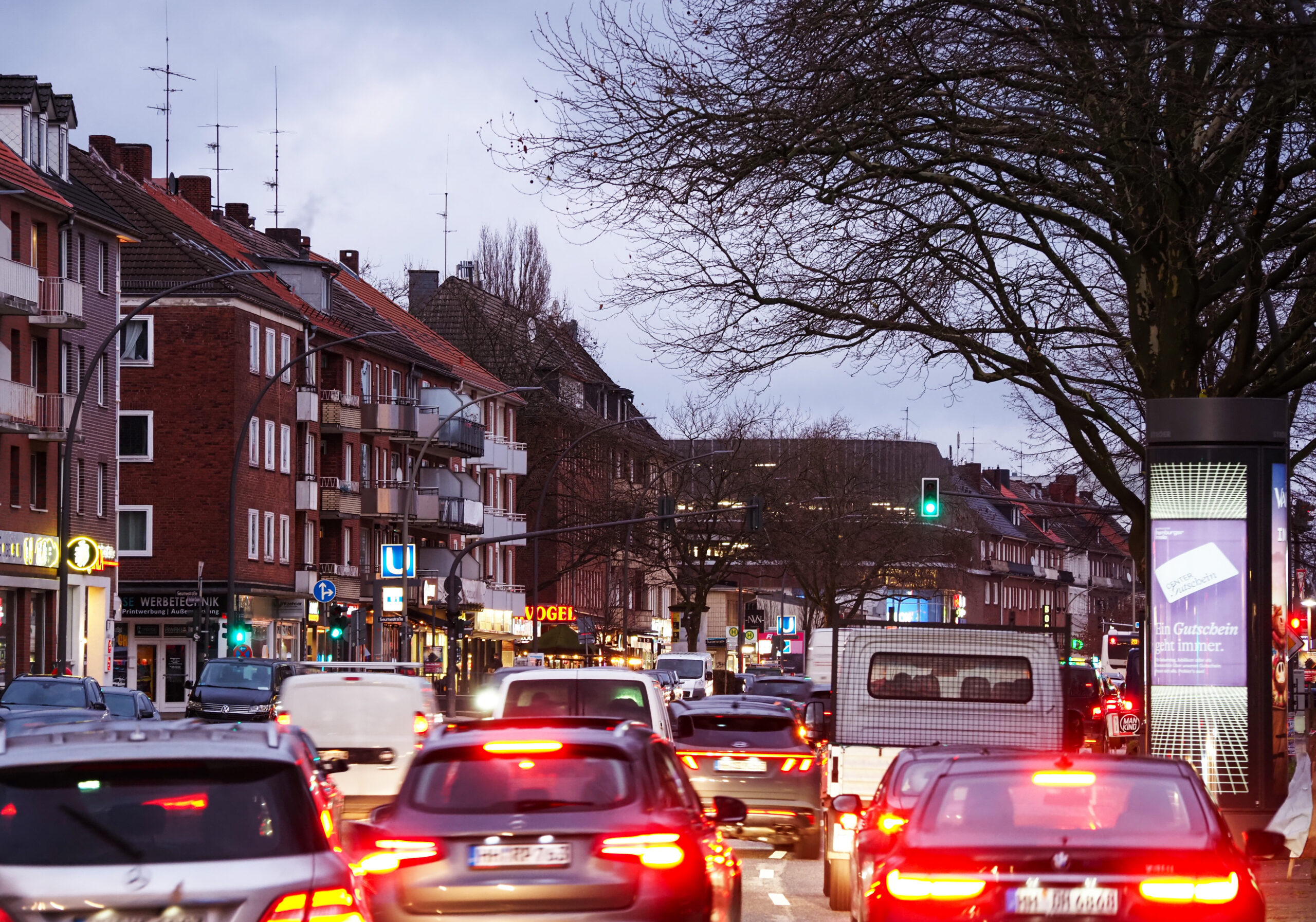 Autos stehen am frühen Abend auf der Wandsbeker Chaussee (Höhe Friedensstraße) in beiden Richtungen.