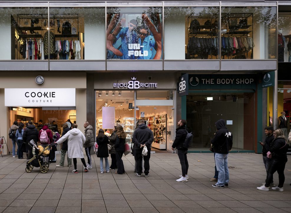 Schlange stehen für Kekse: Kunden warten vor dem Laden „Cookie Couture“ in Stuttgart.