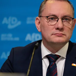 Mann in Anzug mit Brille