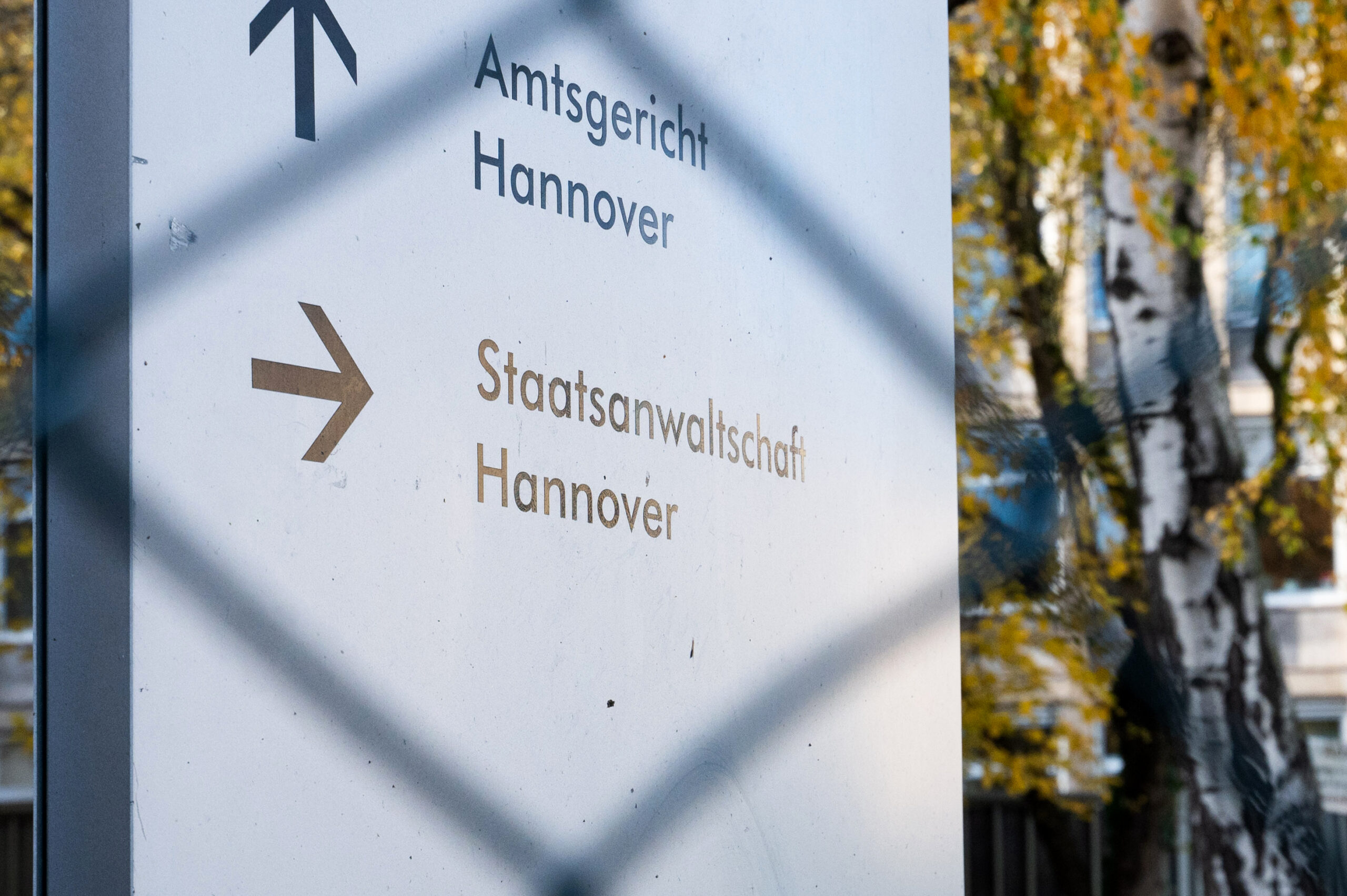 Durch ein Gitter hindurch wurde auf ein Schild mit der Aufschrift „Staatsanwaltschaft Hannover“ fotografiert