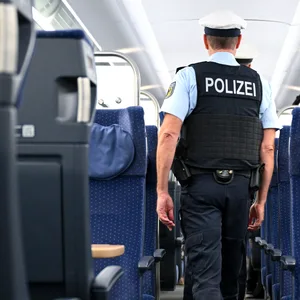 Bundespolizei nimmt Schwarzfahrer im Bahnhof Harburg fest. Er war der Polizei bereits wegen Gewalt und Diebstahl bekannt