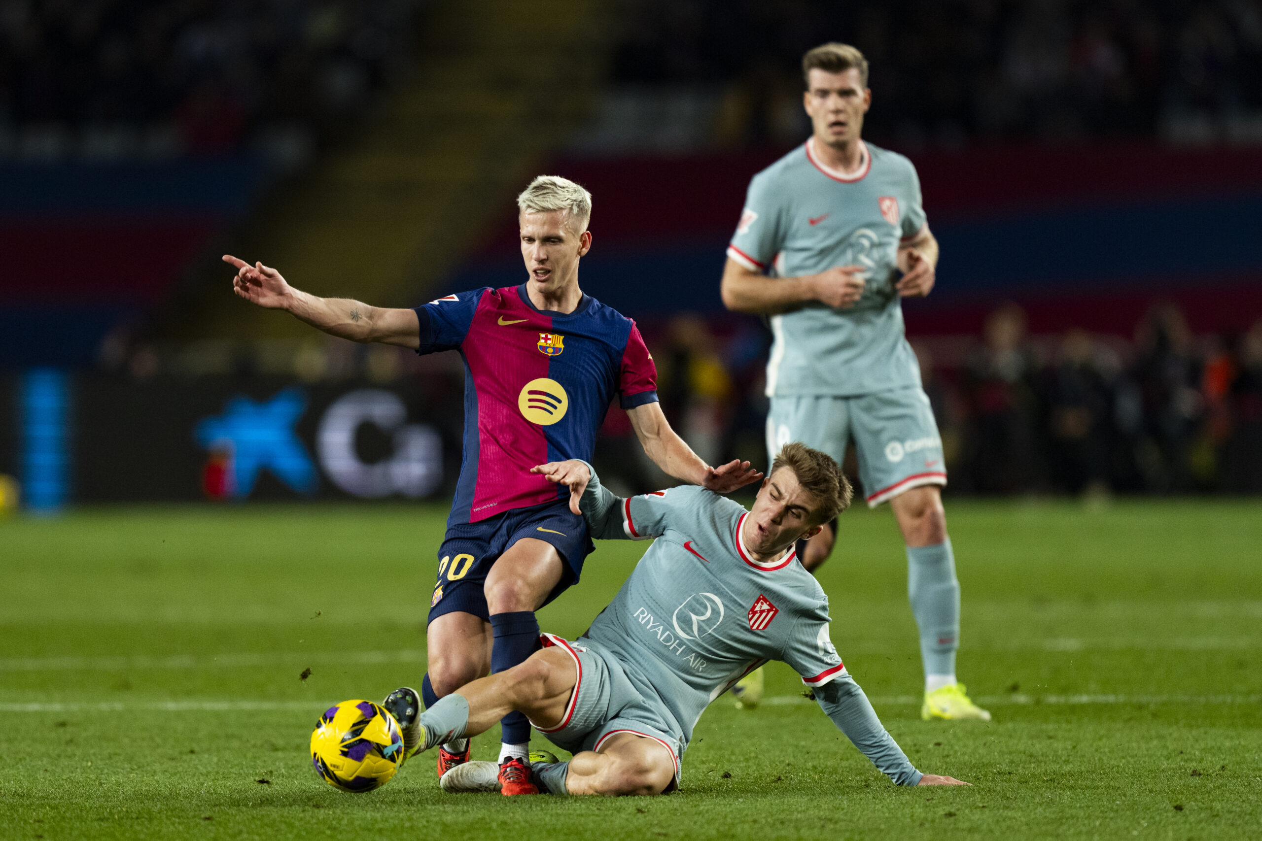 Pablo Barrios grätscht Dani Olmo den Ball ab