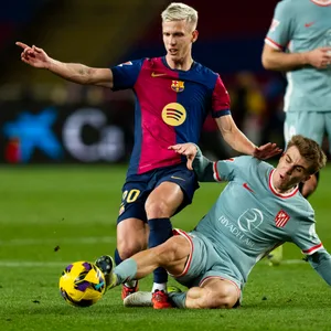Pablo Barrios grätscht Dani Olmo den Ball ab