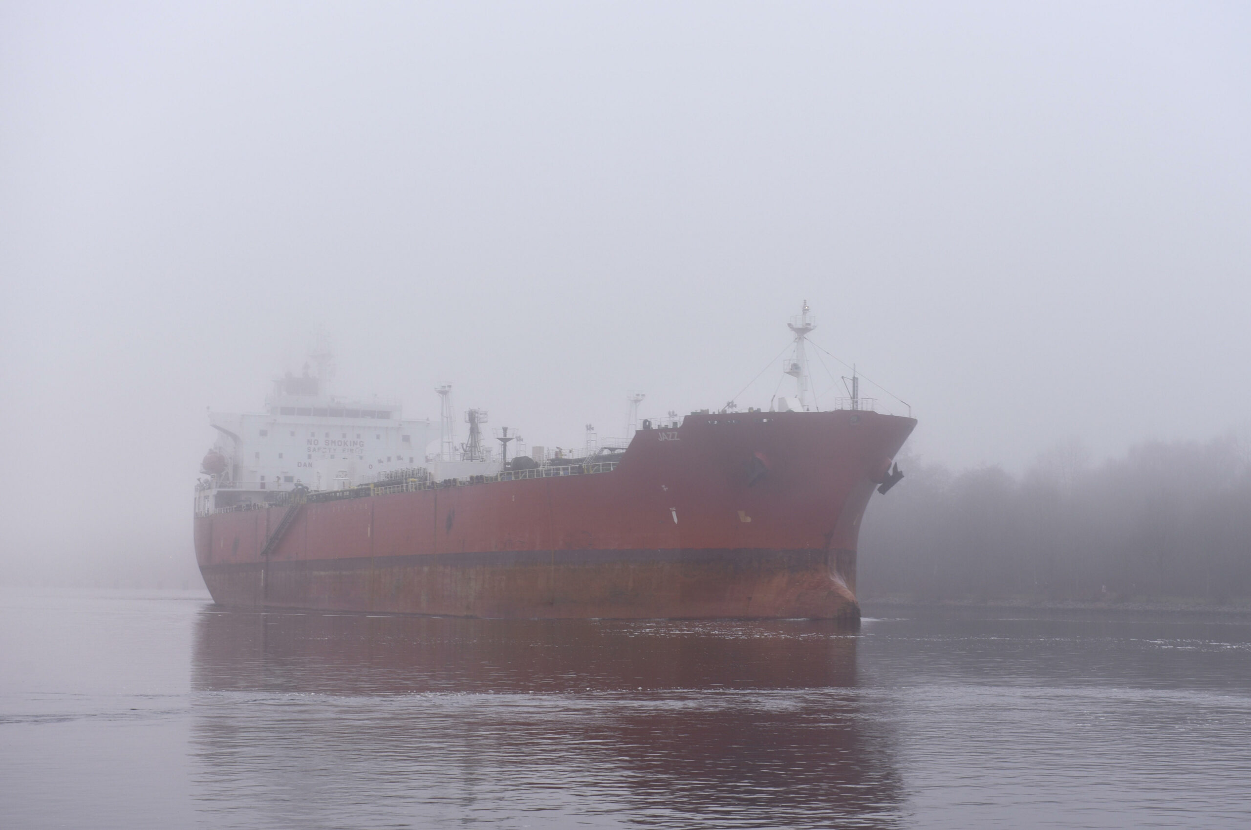 Der Tanker Jazz im Dezember auf dem Nord-Ost-See Kanal