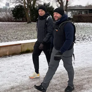 Zwei Männer spazieren entlang der Außenalster.