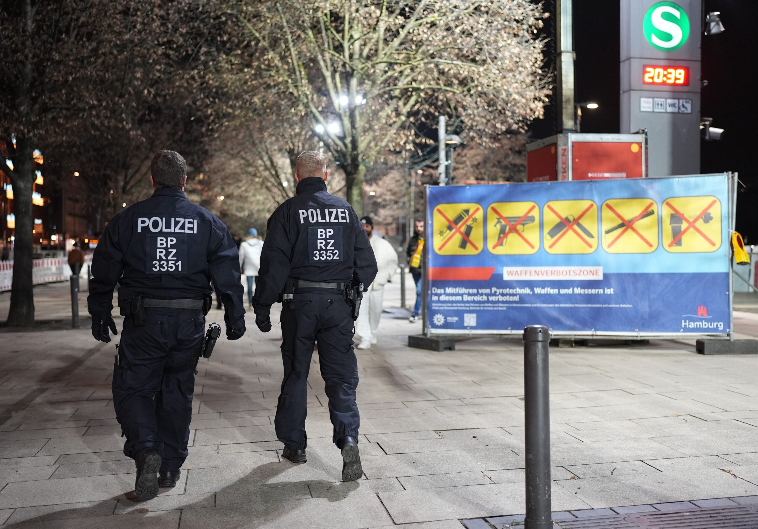 Polizeikräfte patrouillieren auf dem Jungfernstieg.