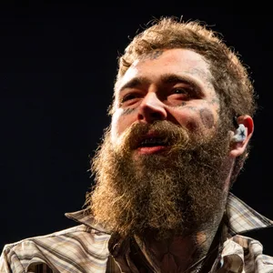 Der Popstar Post Malone auf einem Konzert in San Diego vor schwarzem Hintergrund