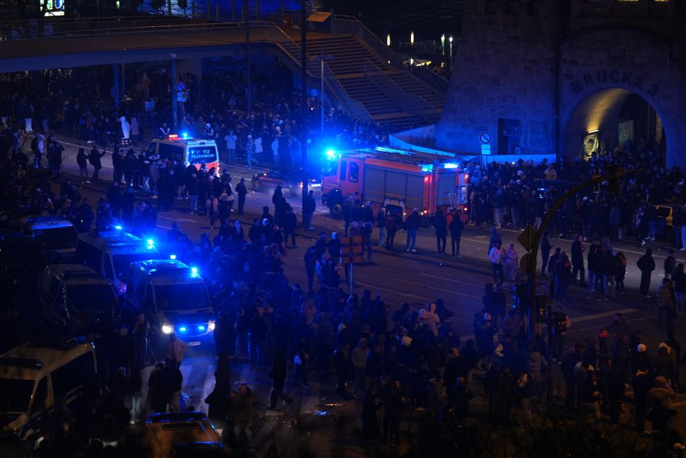 Einsatzfahrzeuge der Feuerwehr fahren nach dem Jahreswechsel an den Landungsbrücken vorbei. 