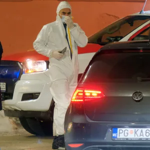 Polizisten sind am Tatort im Einsatz. Ein 45-jähriger Mann hat in der montenegrinischen Kleinstadt Cetinje mit einer Schusswaffe mehrere Menschen getötet.