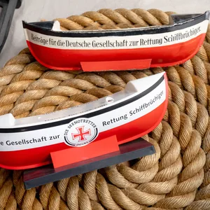 Dieses von der DGzRS zur Verfügung gestellte Foto zeigt ein historisches und ein aktuelles Sammelschiffchen der Deutschen Gesellschaft zur Rettung Schiffbrüchiger (DGzRS). Die Sammelschiffchen gibt es seit 150 Jahren.