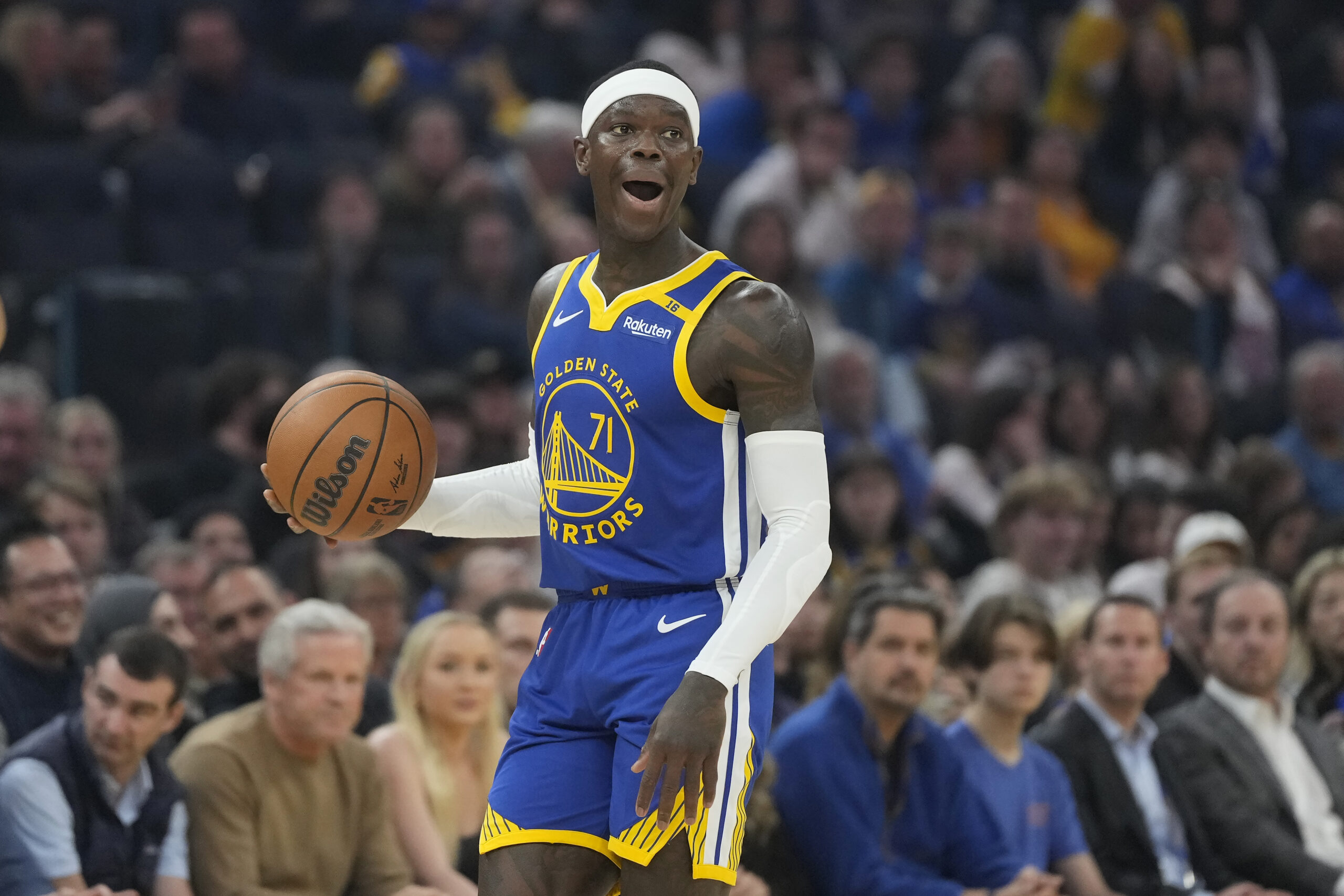 Dennis Schröder während eines NBA-Spiels mit Basketball in der rechten Hand