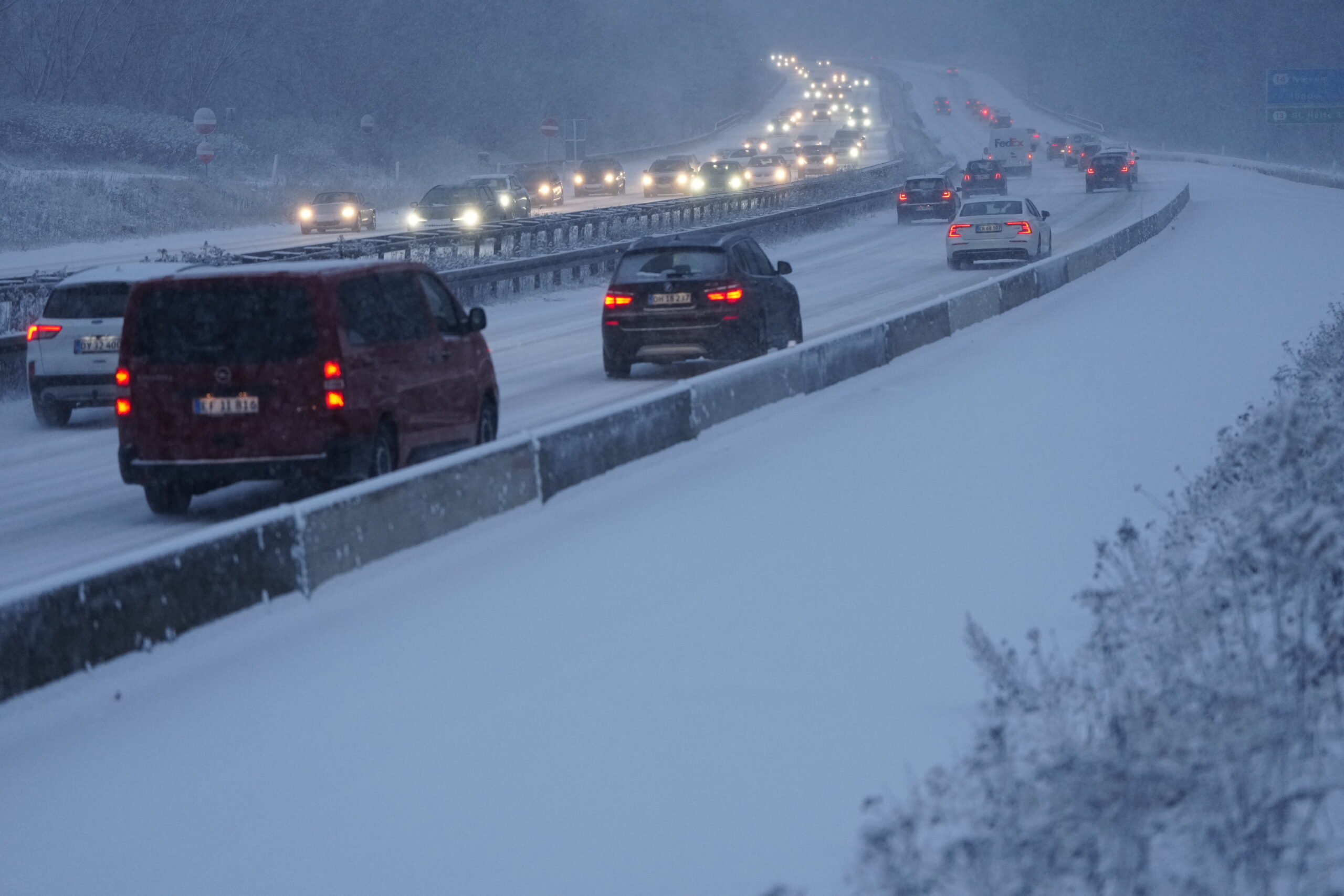 Wer aus dem Winterurlaub in Skandinavien zurück nach Deutschland wollte, musste schon in Dänemark mit Schneeglätte auch auf der Autobahn rechnen.