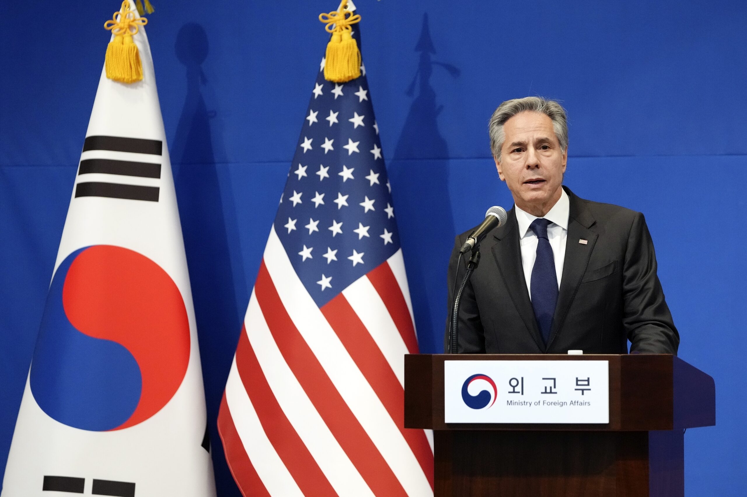 US Außenminister Blinken steht vor eine US und einer Südkorea-Flagge an einem Rednerpult