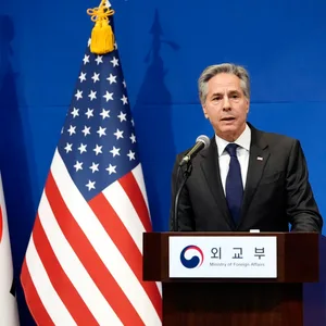 US Außenminister Blinken steht vor eine US und einer Südkorea-Flagge an einem Rednerpult
