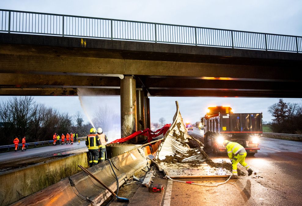 Wegen eines geplatzten Reifens prallte der Lkw auf der A1 gegen eine Brücke.